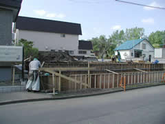 建物の基礎・塀の基礎を同時作業